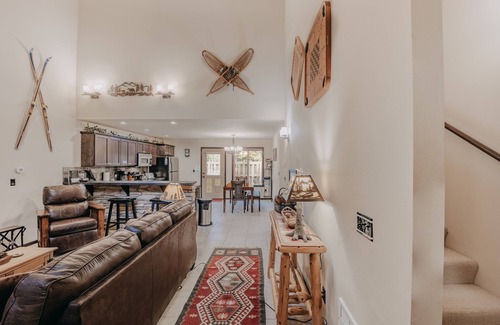 Warnick Cabin | Glacier Springs Cabin 89 Cedar and Log Cabin close to skiing and hiking