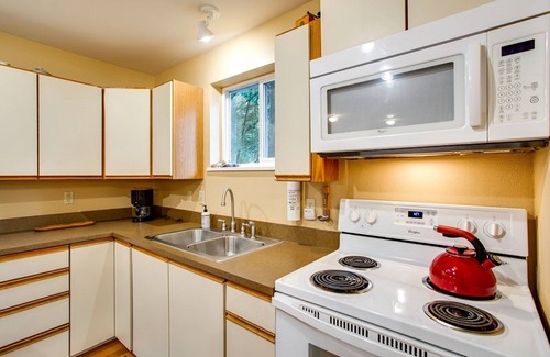 Warnick Cabin | Glacier Springs Cabin - Wood Stove, Hot Tub, WIFI, Sleeps 8