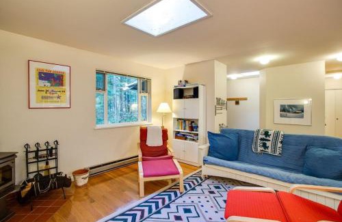 Warnick House | Glacier Springs Cabin - Wood Stove, Hot Tub, WIFI, Sleeps 8