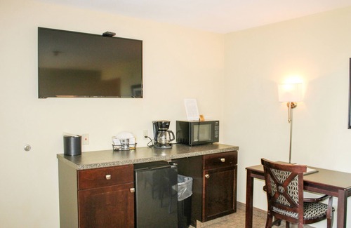 Kelleys Island House | Glacier Suite at Kelley's Island Venture Resort