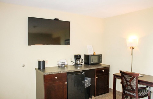 Sandusky Hotel | Glacier Suite at Kelley's Island Venture Resort