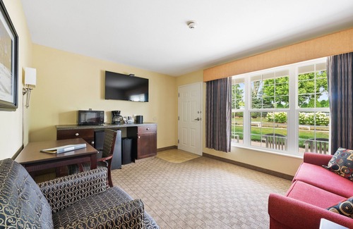 Sandusky Hotel | Glacier Suite at Kelley's Island Venture Resort