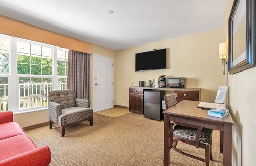 Sandusky Hotel | Glacier Suite at Kelley's Island Venture Resort