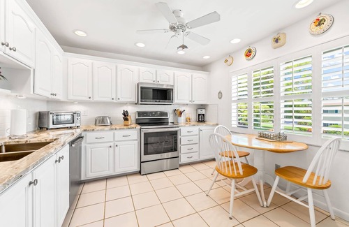 East Naples Condo | Glades Golf & Country Club-Large, Updated 2/2 Condo near Shopping, Beach & Pier