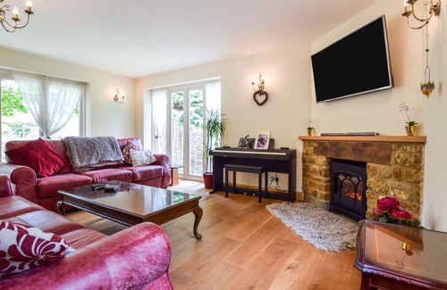 Sibford Gower House | Gladstone Cottage - sleeps 8 guests in 4 bedrooms