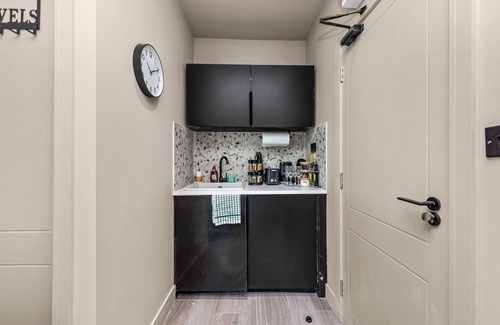 Peckham Apartment | Glam Compact Studio with Chic Kitchenette