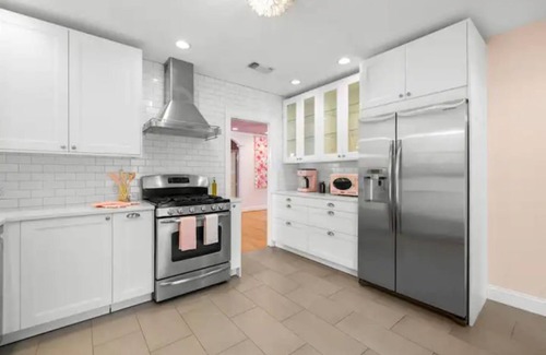 Brentwood House | Glam Getaway~10 min to Downtown~Sleeps 9!