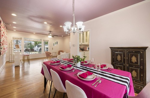 Brentwood House | Glam Getaway~10 min to Downtown~Sleeps 9!
