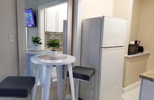 Little Ranches House | Glam Private Studio 4 Miles from Beach