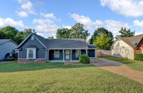 Ellendale Apartment | Glamorous 3BR 2BA Home Spacious Fenced Backyard