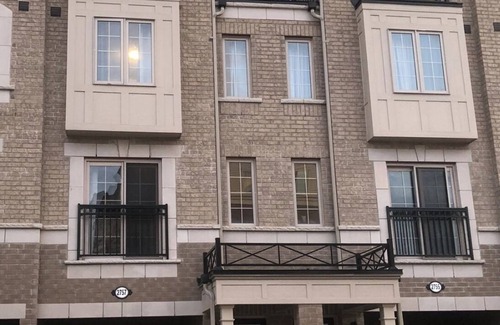 Durham Region House | Glamorous 4 bedroom townhouse with free parking