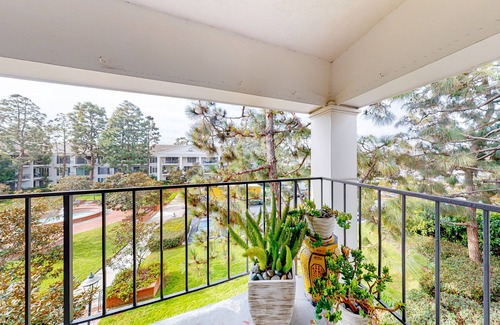 Santa Ana Heights Condo | Glamorous, dog-friendly condo with pool, hot tub & W/D - snowbird-friendly