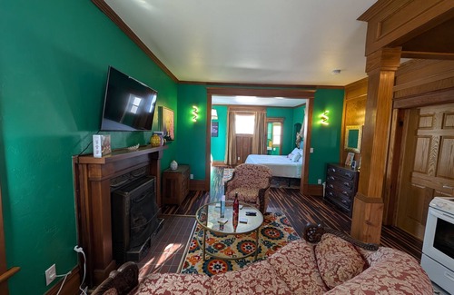 Sturgeon Bay Hotel | Glamorous King bed Suite! RuPaul inspired stylings.