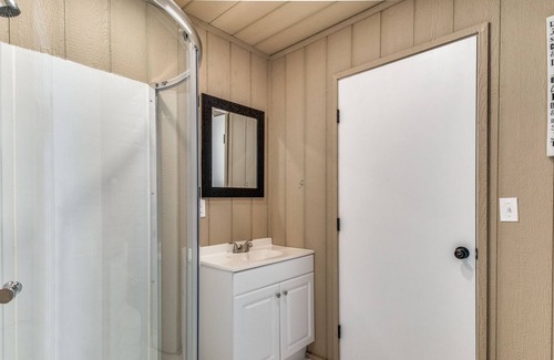Gober Cabin | Glamp close to the city!