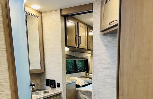 Suffolk House | Glamp in the heart of historic downtown. Walk to the river and Main St.