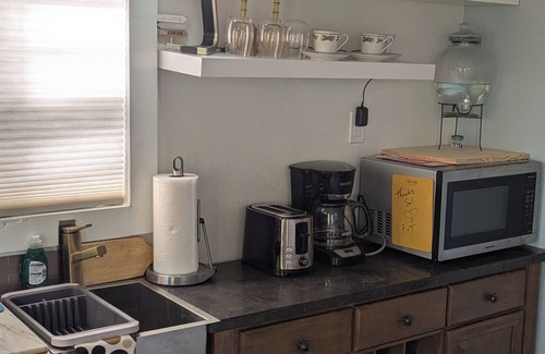 Edgar Cabin | Glamping cabin with AC, free parking & Lakeview