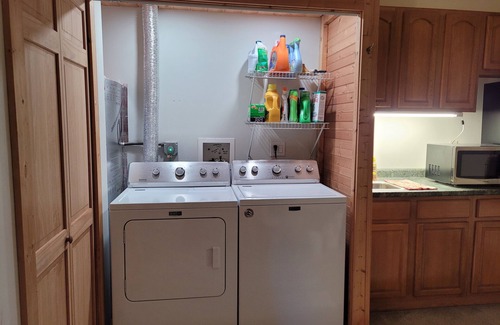 Del Rio RV Rental | Glamping Creekside w/Private Deck and Bath Housen