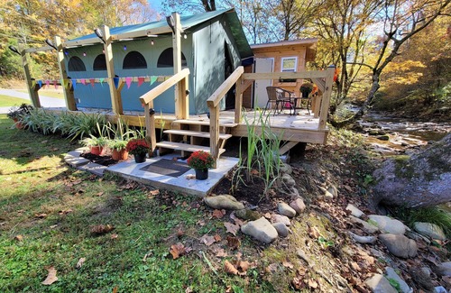 Del Rio RV Rental | Glamping Creekside w/Private Deck and Bath Housen