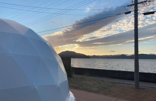 Onomichi House | Glamping dome tent bathed in the setting sun in Se/Onomichi Hiroshima