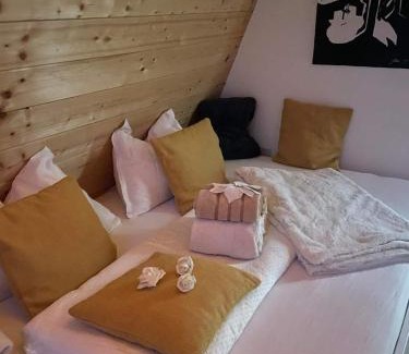 Gorenja Vas pri Smarjeti House | Glamping Holiday House with terrace and sauna- no hot tub- Hisa oddiha