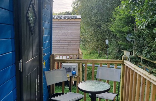 Llanfair Caereinion Ski Chalet | Glamping Hut - Riverside 6