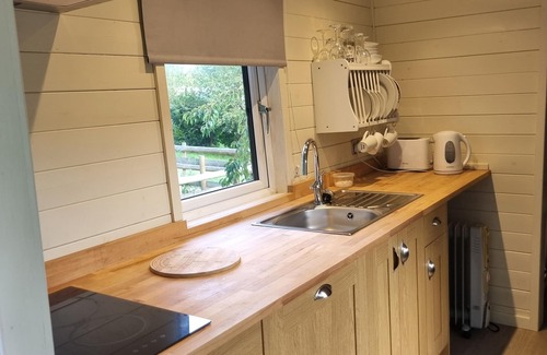 Llanfair Caereinion Ski Chalet | Glamping Hut - Riverview 4