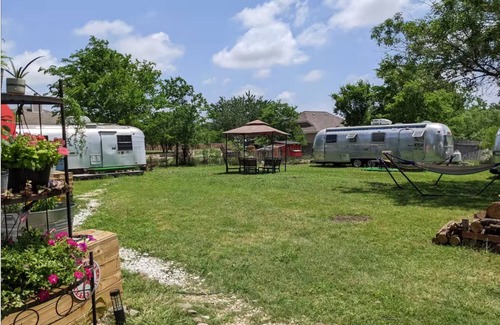 Travis County House | Glamping in Austin - 1975 Avion