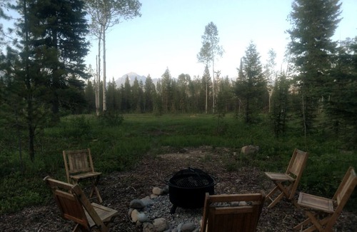 Polebridge Cabin | Glamping tent 1, remote with Glacier Park Mountain views. 5mins from Polebridge