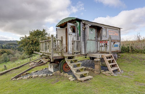 Scarborough Cabin | Glamping Wagon - 1 x Double Bed, 2 x Single Bed
