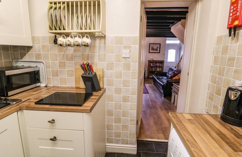 Tanygrisiau Cottage | GLAN-YR-AFON COTTAGE, pet friendly, with open fire in Tanygrisiau