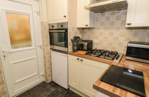 Tanygrisiau Cottage | GLAN-YR-AFON COTTAGE, pet friendly, with open fire in Tanygrisiau