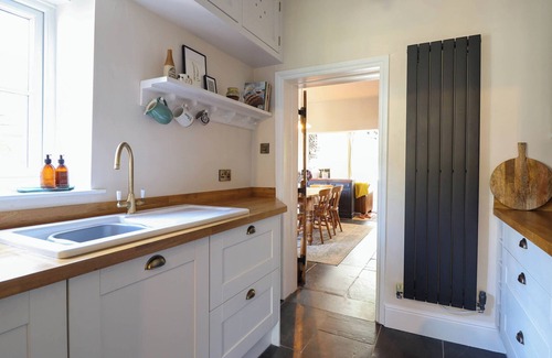 Tywyn Cottage | GLAN YR AFON, pet friendly, with open fire in Tywyn