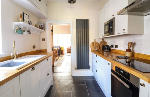 Tywyn Cottage | GLAN YR AFON, pet friendly, with open fire in Tywyn