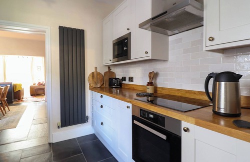 Tywyn Cottage | GLAN YR AFON, pet friendly, with open fire in Tywyn