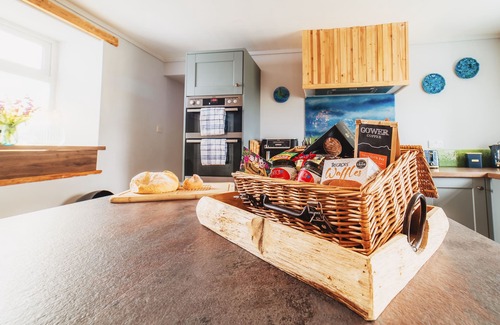 Llanfaelog Cottage | GLANLLYN BACH, pet friendly, luxury holiday cottage in Rhosneigr