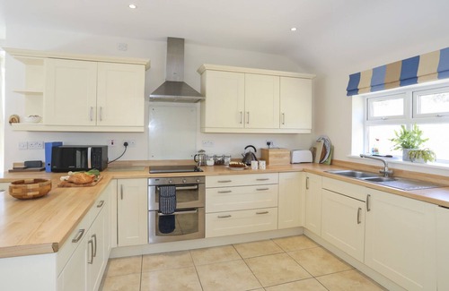 Caergeiliog Cottage | GLANRHYD ISAF, pet friendly, with open fire in Llanfair Yn Neubwll