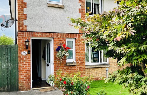 Glasgow House | Glasgow Guest House free 2 car parking nFree WIFi Main Door House