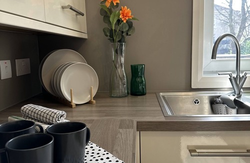 Glasgow Apartment | Glasgow New Modern home, separate entrance,free parking