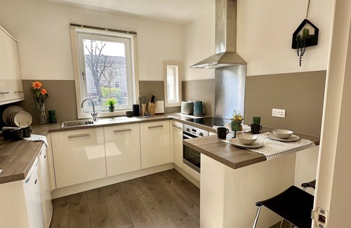 Glasgow Apartment | Glasgow New Modern home, separate entrance,free parking