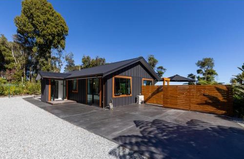 Paroa House | Glass Horizon - Rutherglen Holiday Home