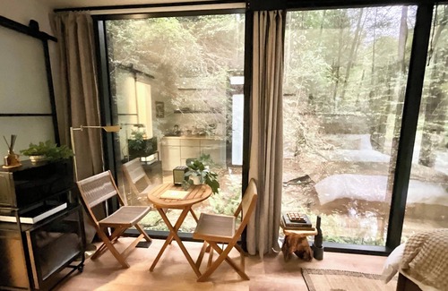 Campton Apartment | “Glass House” #1 - Modern Mirror Home w/Hot-tub