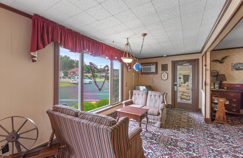 Erie Hotel | Glass House Inn Erie Near I-90 & I-79
