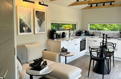 Blandford Saint Mary Cottage | GLASS HOUSE - ROMANTIC ESCAPE | SLEEPS 2 | HOT TUB | BBQ | PATIO | WI-FI