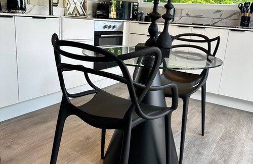 Blandford Saint Mary Cottage | GLASS HOUSE - ROMANTIC ESCAPE | SLEEPS 2 | HOT TUB | BBQ | PATIO | WI-FI