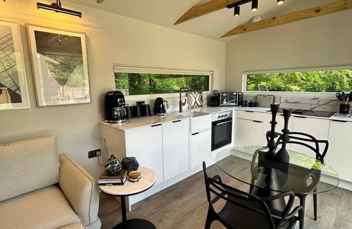Blandford Saint Mary Cottage | GLASS HOUSE - ROMANTIC ESCAPE | SLEEPS 2 | HOT TUB | BBQ | PATIO | WI-FI