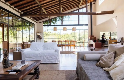 Catucaba House | Glass house surrounded by nature