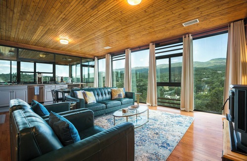 Zuzax House | Glass House with Hot Tub and Sauna