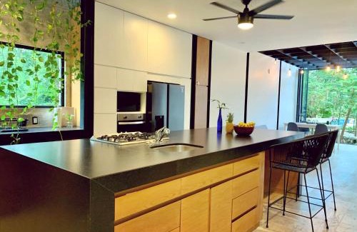 Villa Juarez Villa | GLASS JUNGLE VILLA with amazing green views -10 min DT