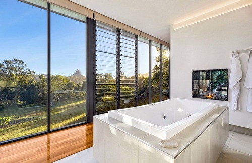 Glass House Mountains Apartment | Glass On Glasshouse