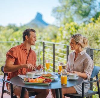 Glass House Mountains House | Glass On Glasshouse